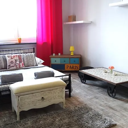 Clicktheflat Savior Square * Warschau